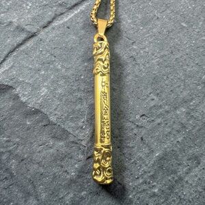 New Gold Tone Stainless Steel Engraved Scroll Pendant Necklace 23” Chain Unisex